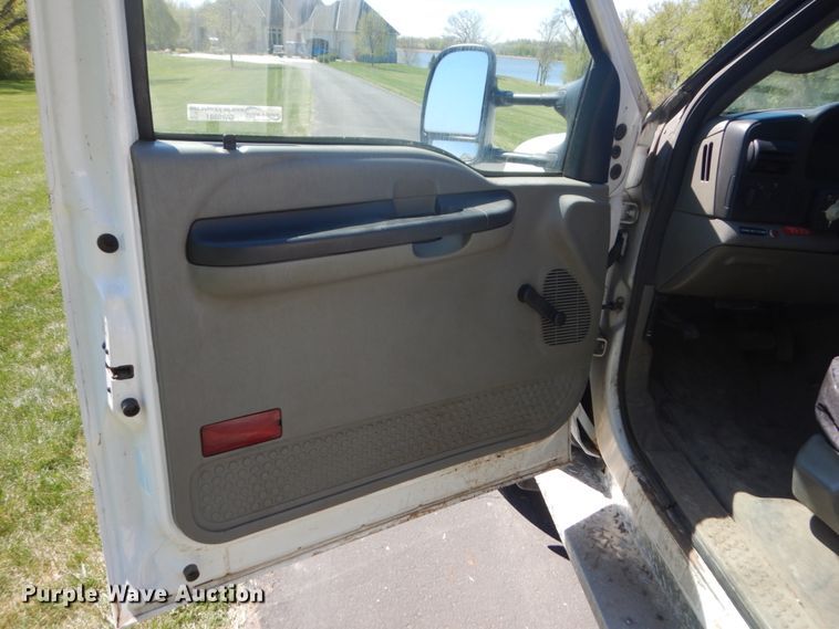 image for item GW9881 2007 Ford F550 Super Duty utility bed truck with crane