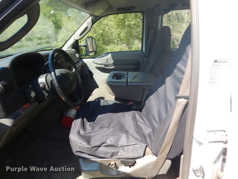 image for item GW9881 2007 Ford F550 Super Duty utility bed truck with crane