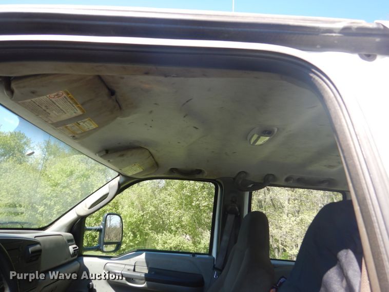 image for item GW9881 2007 Ford F550 Super Duty utility bed truck with crane