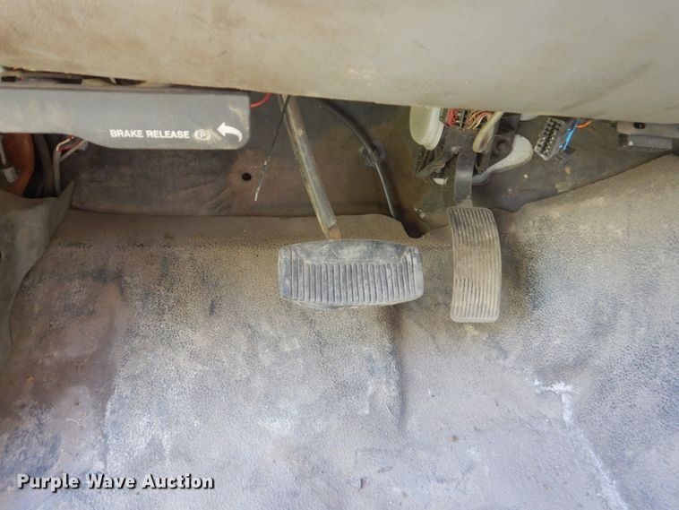 image for item GW9881 2007 Ford F550 Super Duty utility bed truck with crane