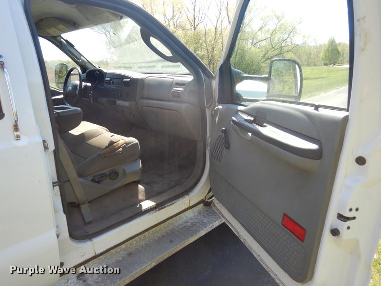 image for item GW9881 2007 Ford F550 Super Duty utility bed truck with crane