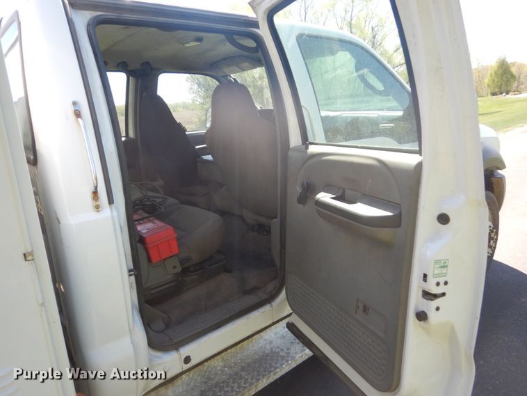 image for item GW9881 2007 Ford F550 Super Duty utility bed truck with crane