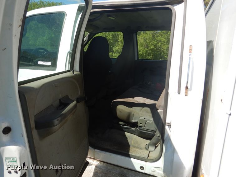 image for item GW9881 2007 Ford F550 Super Duty utility bed truck with crane