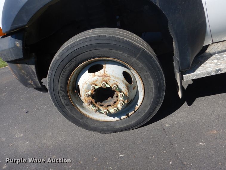 image for item GW9881 2007 Ford F550 Super Duty utility bed truck with crane