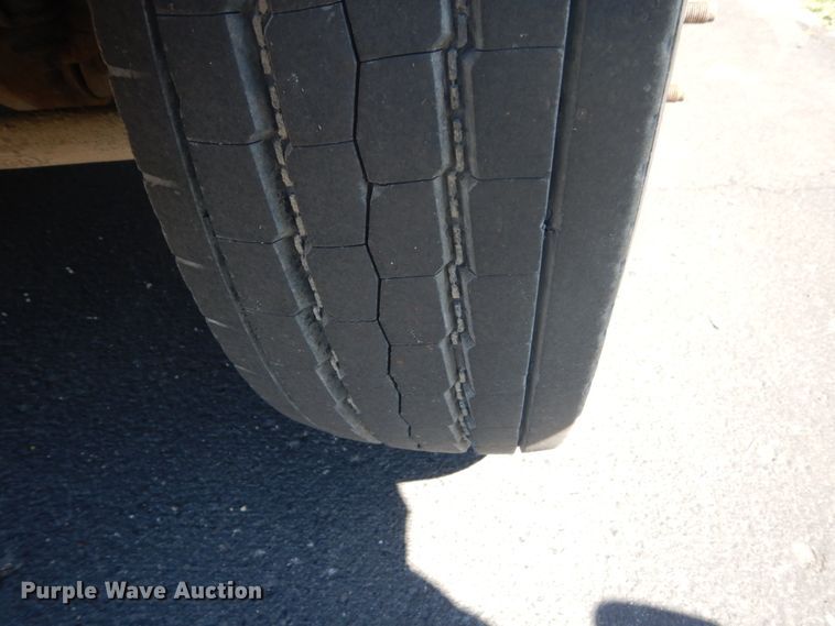 image for item GW9881 2007 Ford F550 Super Duty utility bed truck with crane