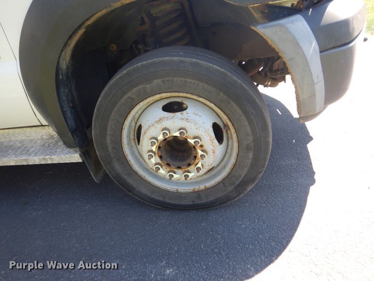 image for item GW9881 2007 Ford F550 Super Duty utility bed truck with crane