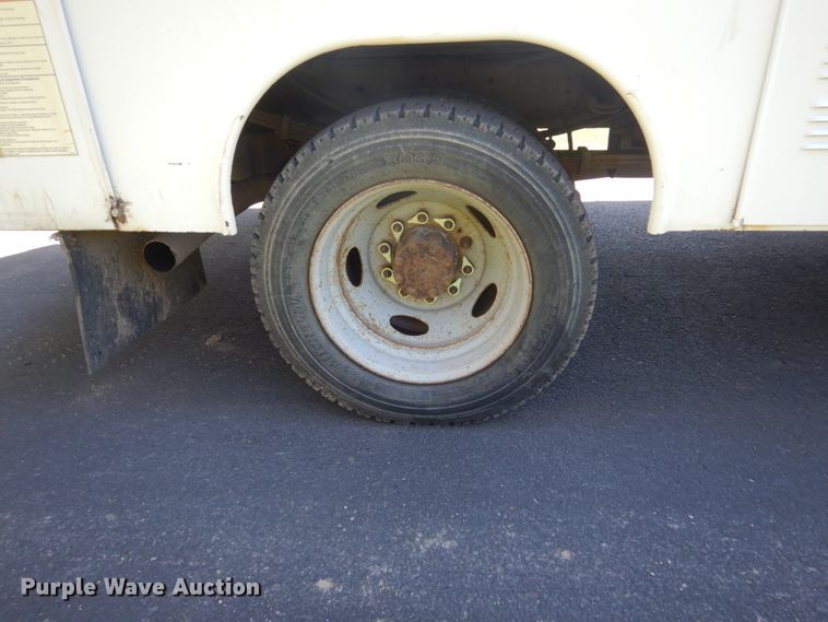 image for item GW9881 2007 Ford F550 Super Duty utility bed truck with crane