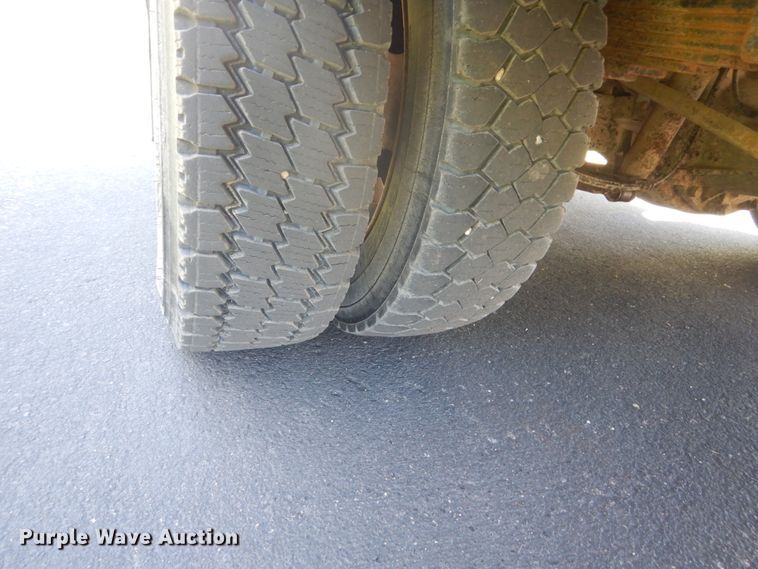 image for item GW9881 2007 Ford F550 Super Duty utility bed truck with crane