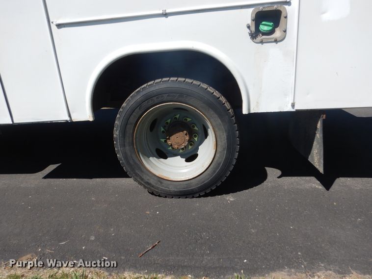 image for item GW9881 2007 Ford F550 Super Duty utility bed truck with crane