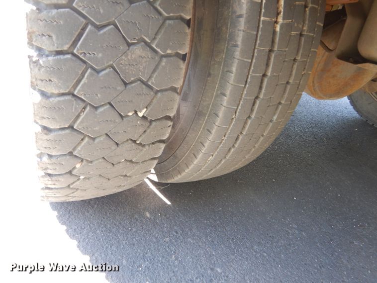 image for item GW9881 2007 Ford F550 Super Duty utility bed truck with crane