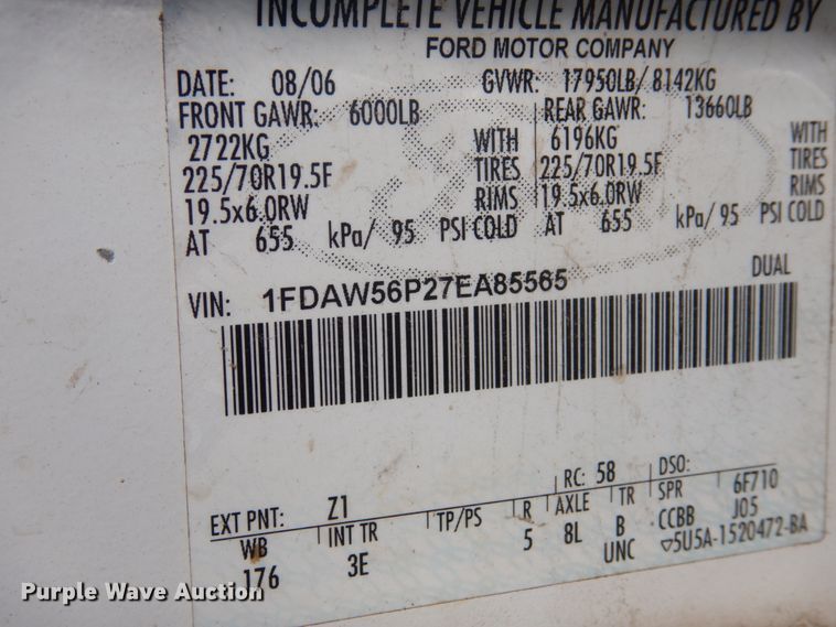 image for item GW9881 2007 Ford F550 Super Duty utility bed truck with crane