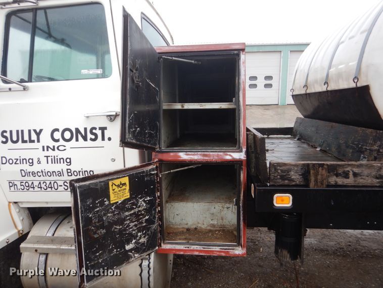 image for item GW9916 1982 Ford Cargo 8000  flatbed truck