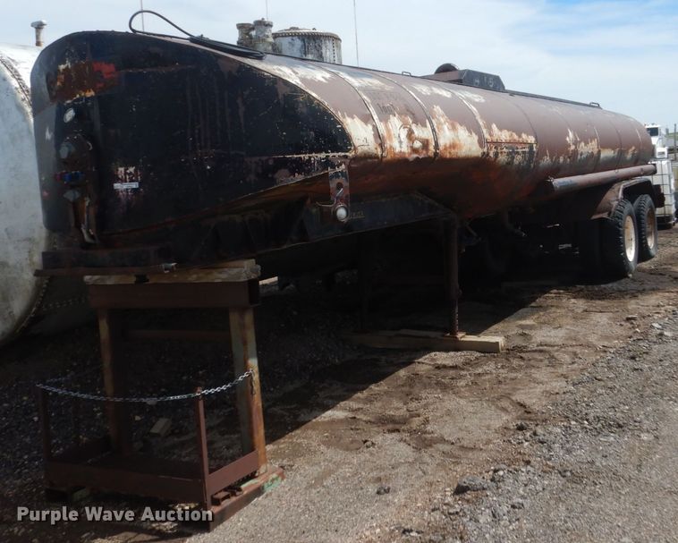 image for item GW9922 1956 Fruehauf SMI8X32 tank trailer