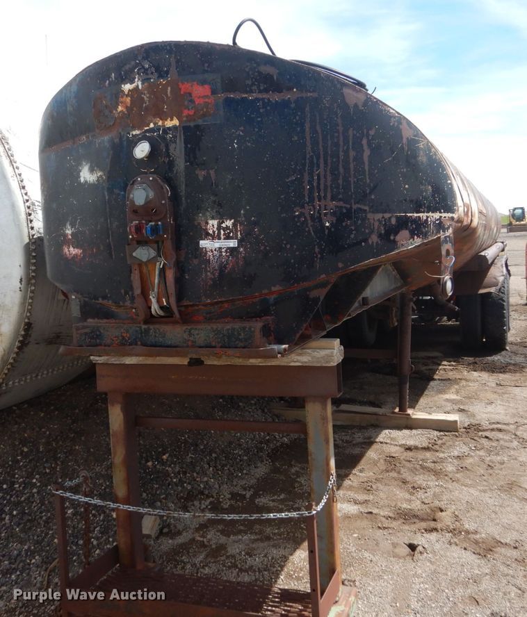 image for item GW9922 1956 Fruehauf SMI8X32 tank trailer