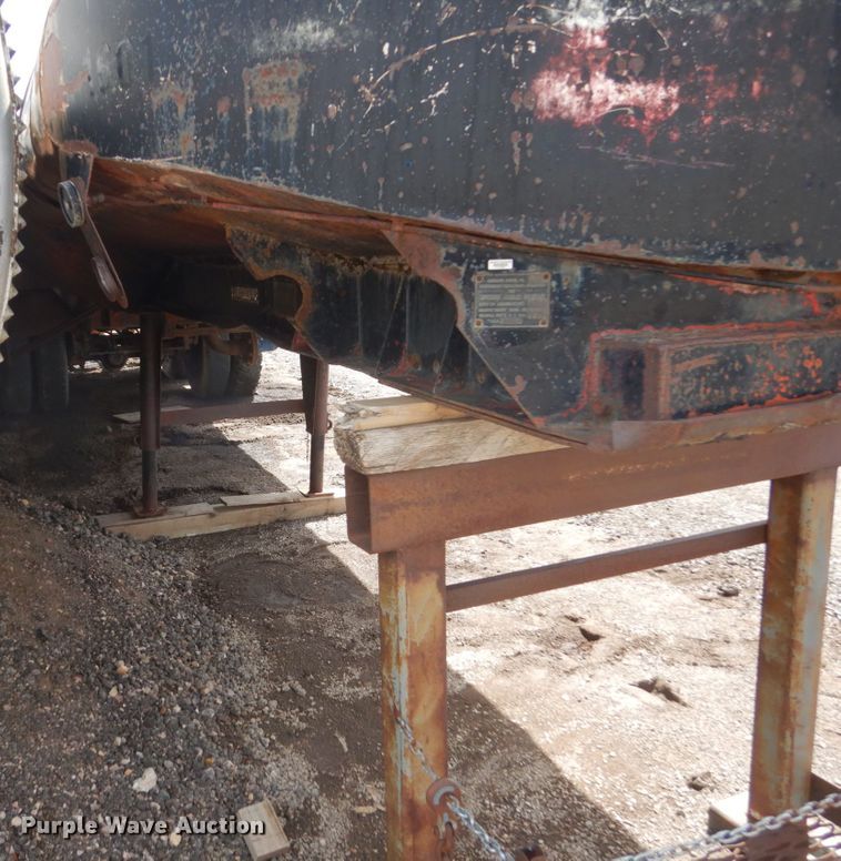 image for item GW9922 1956 Fruehauf SMI8X32 tank trailer