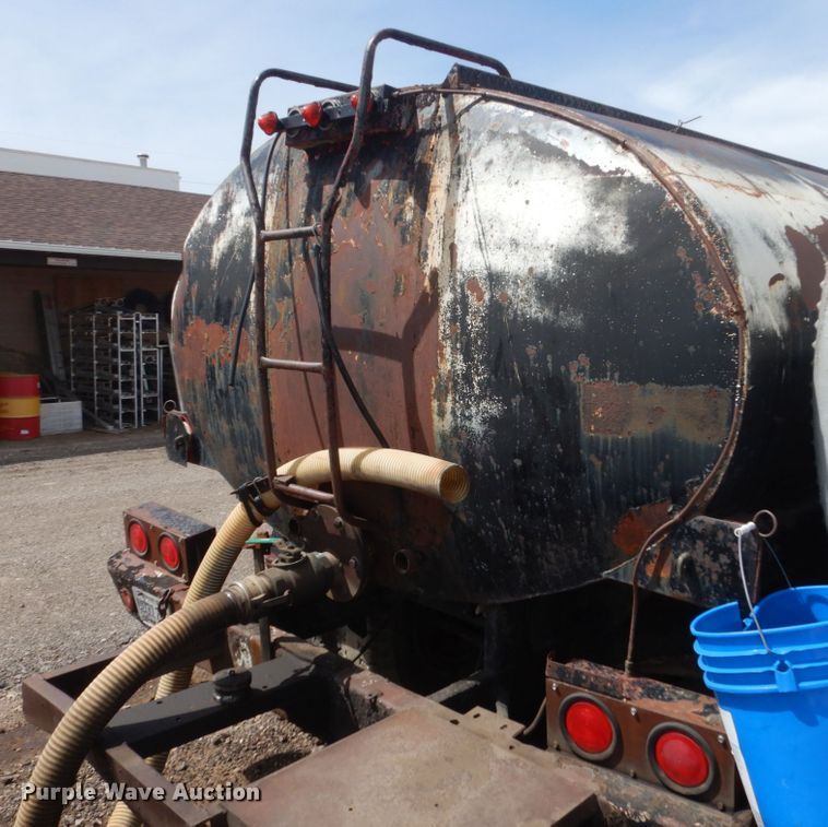 image for item GW9922 1956 Fruehauf SMI8X32 tank trailer