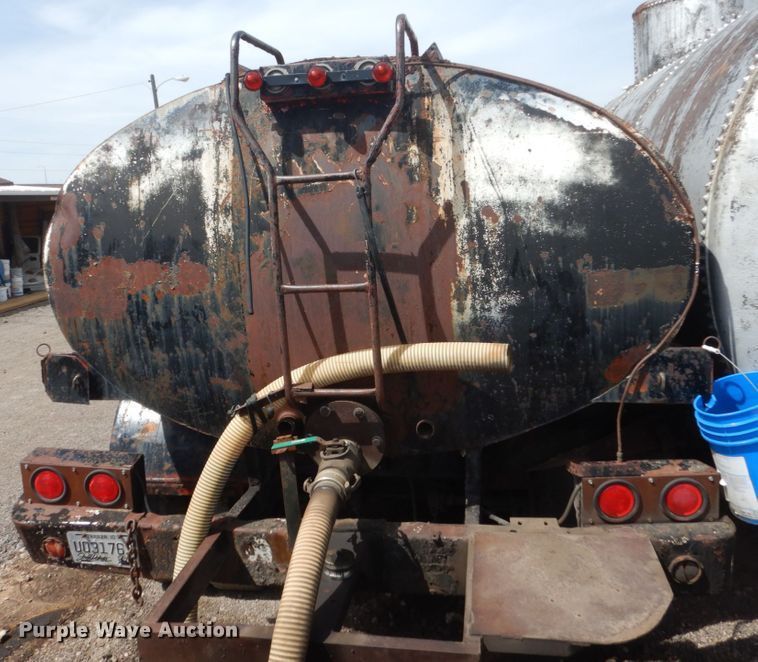 image for item GW9922 1956 Fruehauf SMI8X32 tank trailer