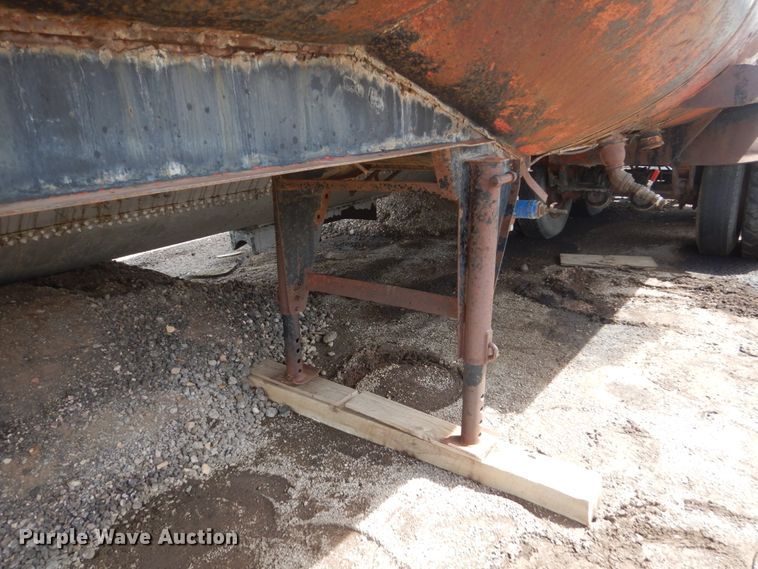 image for item GW9922 1956 Fruehauf SMI8X32 tank trailer