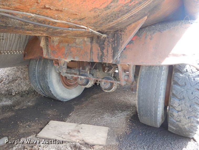 image for item GW9922 1956 Fruehauf SMI8X32 tank trailer