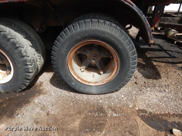 image for item GW9922 1956 Fruehauf SMI8X32 tank trailer