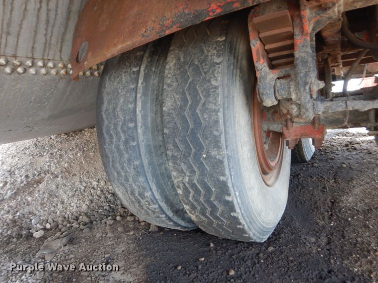 image for item GW9922 1956 Fruehauf SMI8X32 tank trailer