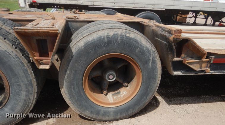 image for item GW9930 1976 Hyster drop deck equipment trailer