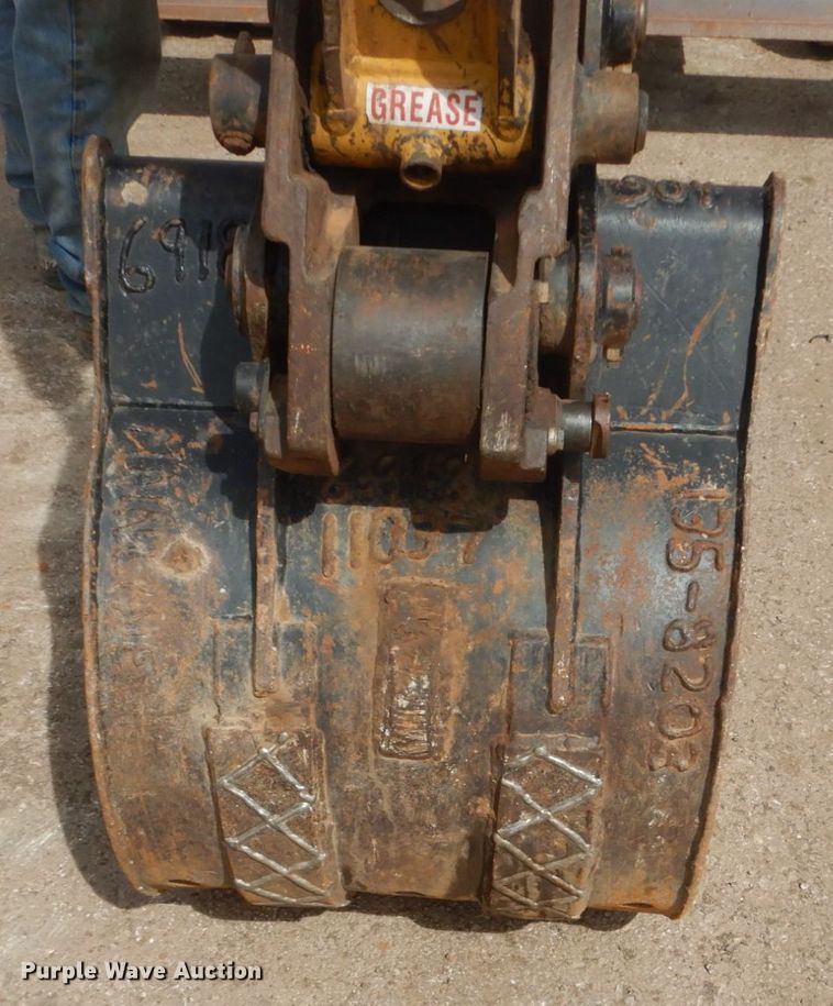 image for item GW9932 2005 Caterpillar 304 CR  mini excavator