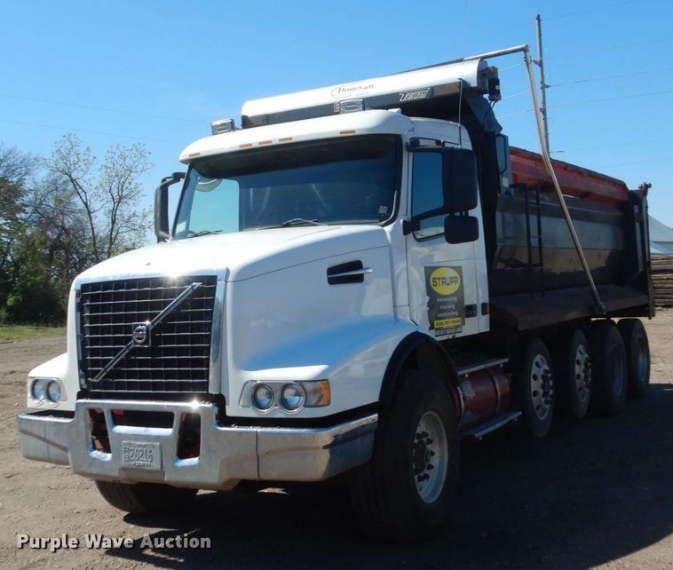 image for item GW9934 2004 Volvo VHD  dump truck