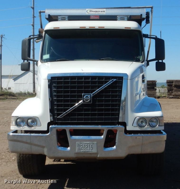 image for item GW9934 2004 Volvo VHD  dump truck