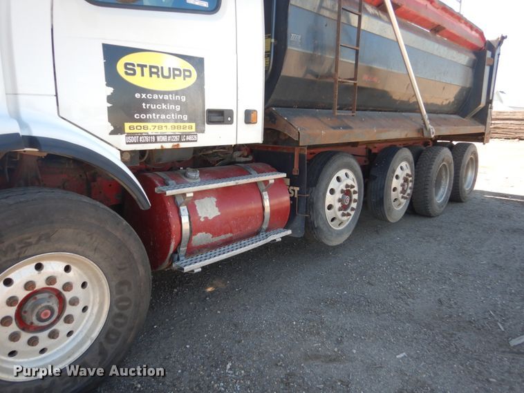 image for item GW9934 2004 Volvo VHD  dump truck