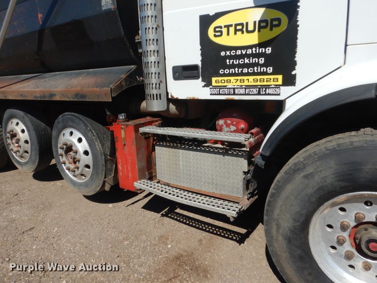 image for item GW9934 2004 Volvo VHD  dump truck