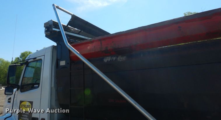 image for item GW9934 2004 Volvo VHD  dump truck