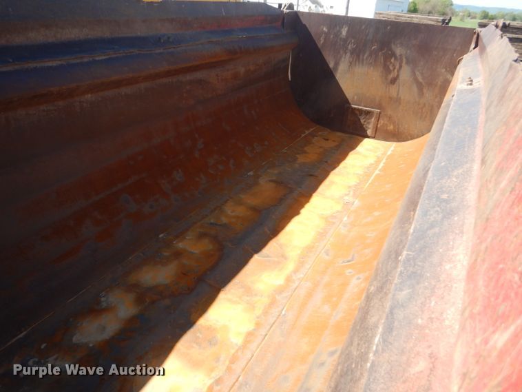 image for item GW9934 2004 Volvo VHD  dump truck