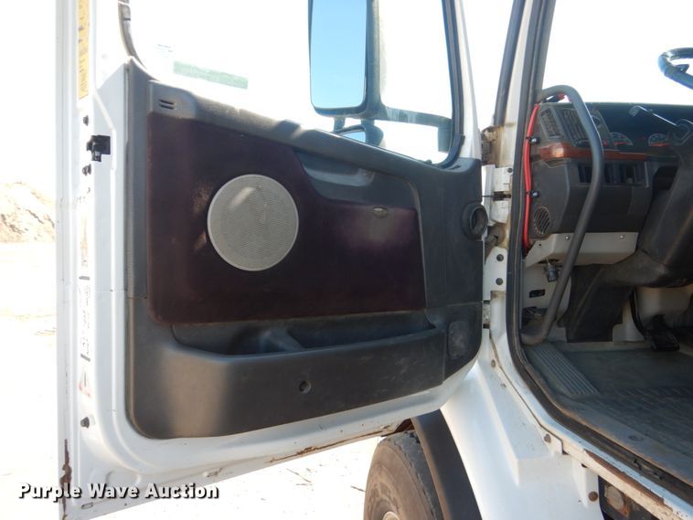 image for item GW9934 2004 Volvo VHD  dump truck