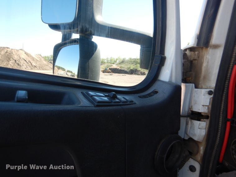 image for item GW9934 2004 Volvo VHD  dump truck