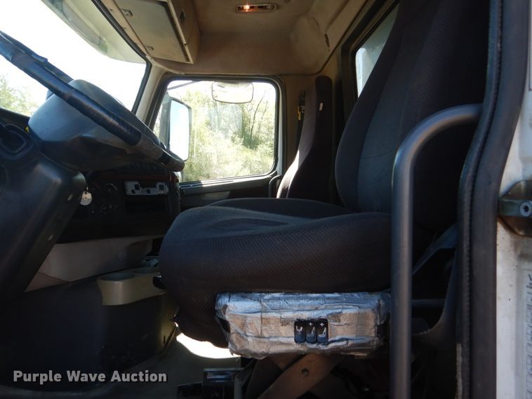 image for item GW9934 2004 Volvo VHD  dump truck