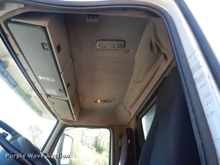 image for item GW9934 2004 Volvo VHD  dump truck