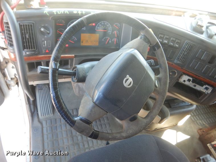 image for item GW9934 2004 Volvo VHD  dump truck