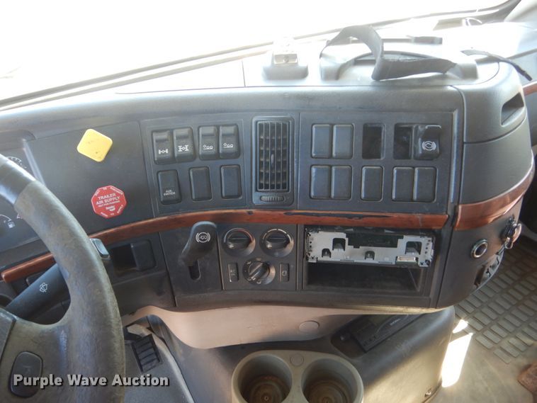 image for item GW9934 2004 Volvo VHD  dump truck