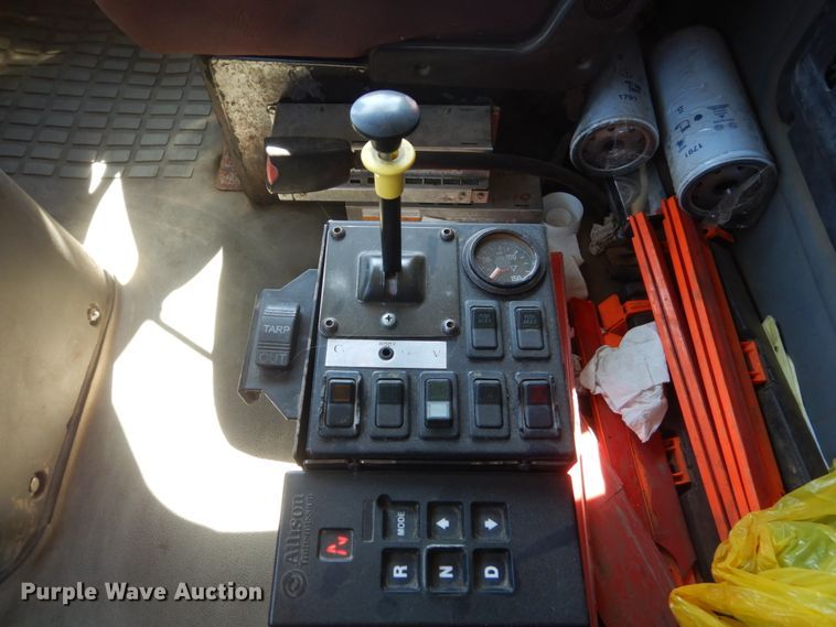 image for item GW9934 2004 Volvo VHD  dump truck