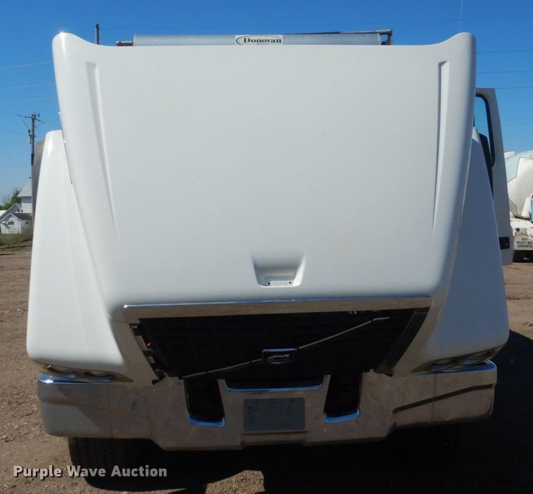 image for item GW9934 2004 Volvo VHD  dump truck