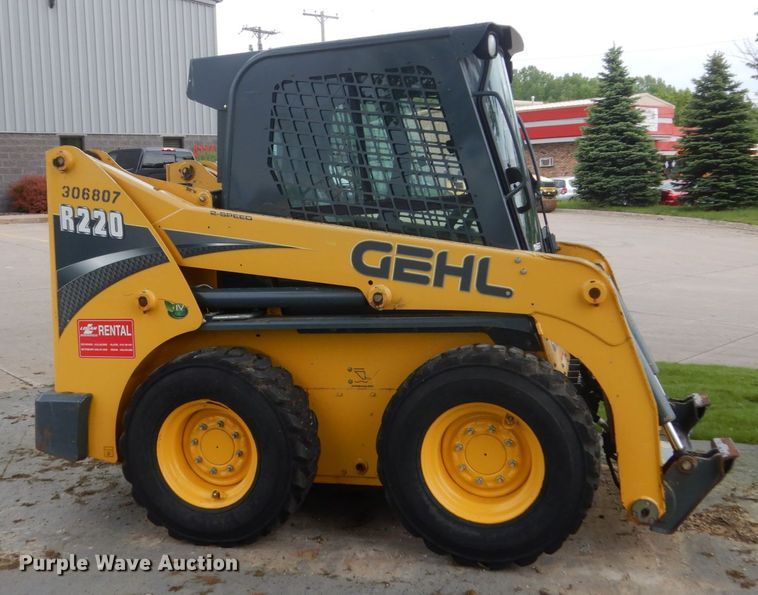 image for item GW9967 2015 Gehl R220  skid steer loader