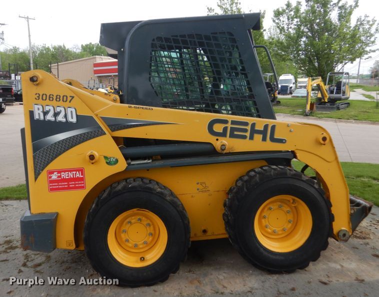 image for item GW9967 2015 Gehl R220  skid steer loader