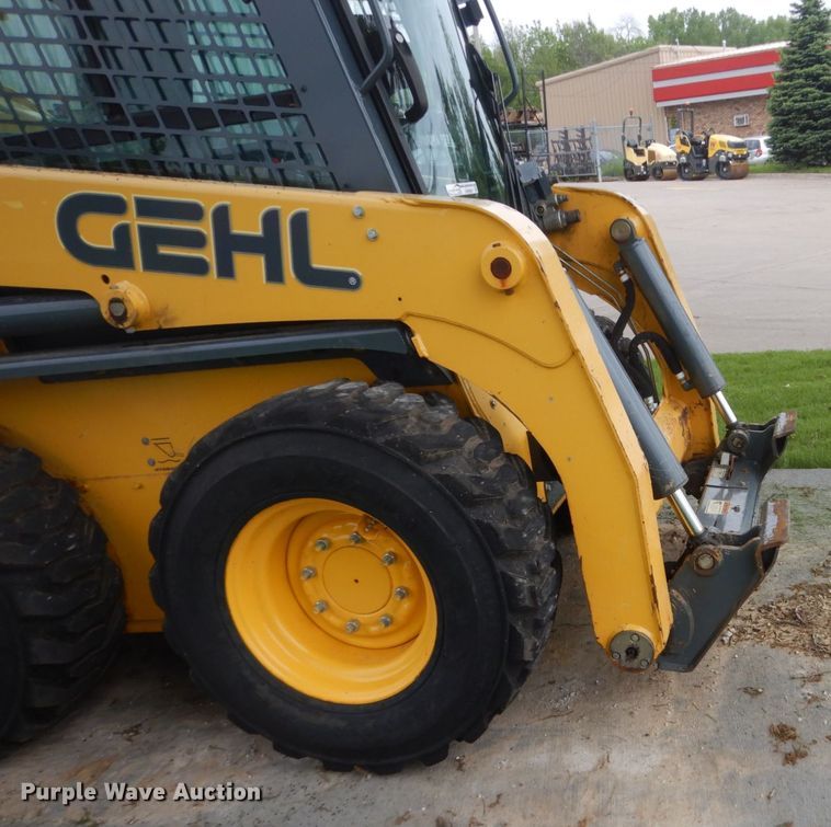 image for item GW9967 2015 Gehl R220  skid steer loader