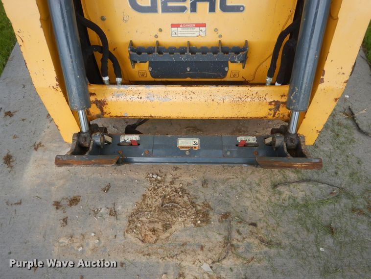 image for item GW9967 2015 Gehl R220  skid steer loader