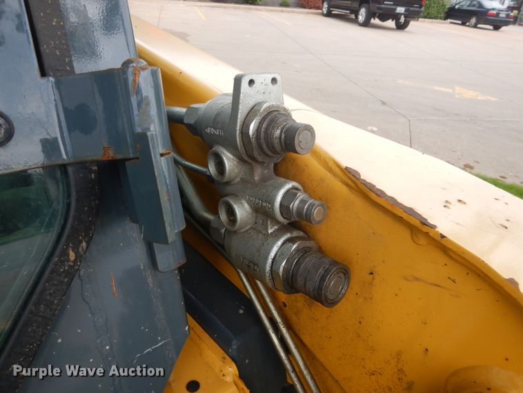 image for item GW9967 2015 Gehl R220  skid steer loader