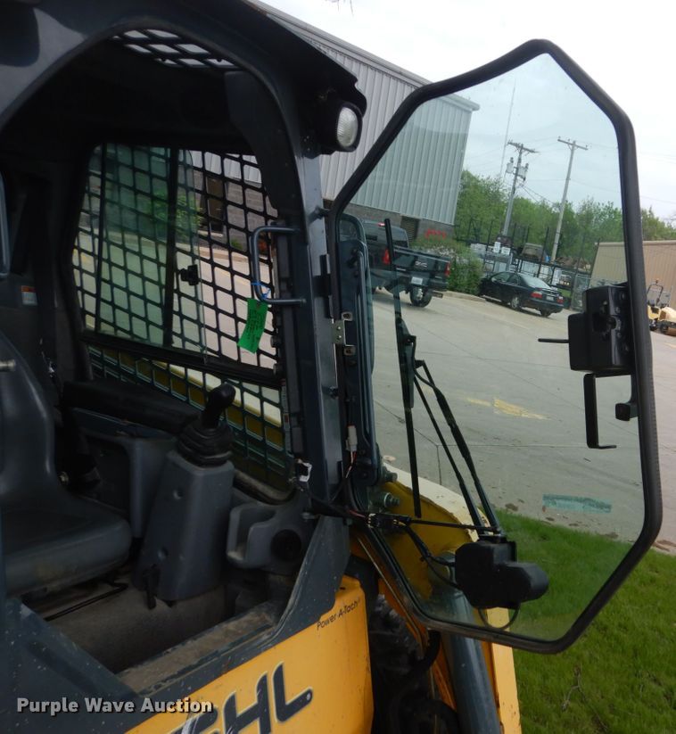 image for item GW9967 2015 Gehl R220  skid steer loader
