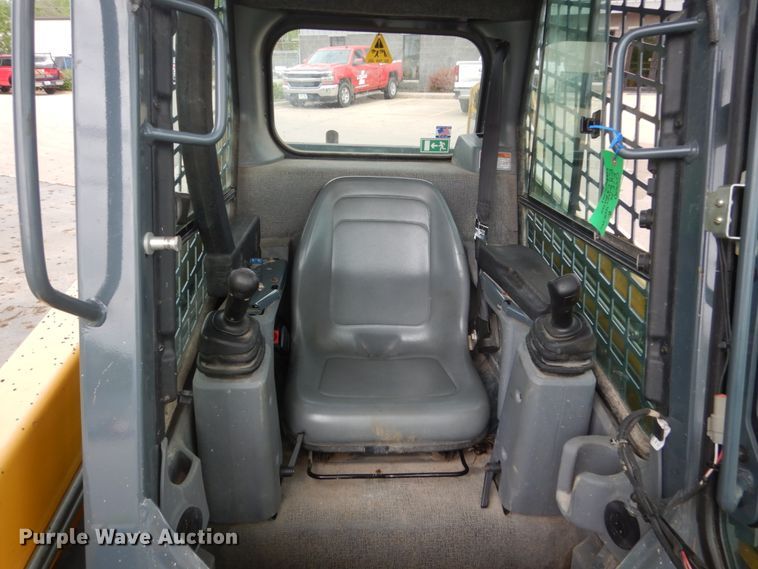 image for item GW9967 2015 Gehl R220  skid steer loader