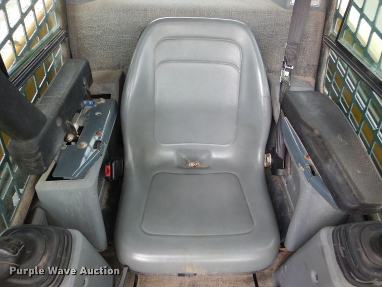 image for item GW9967 2015 Gehl R220  skid steer loader