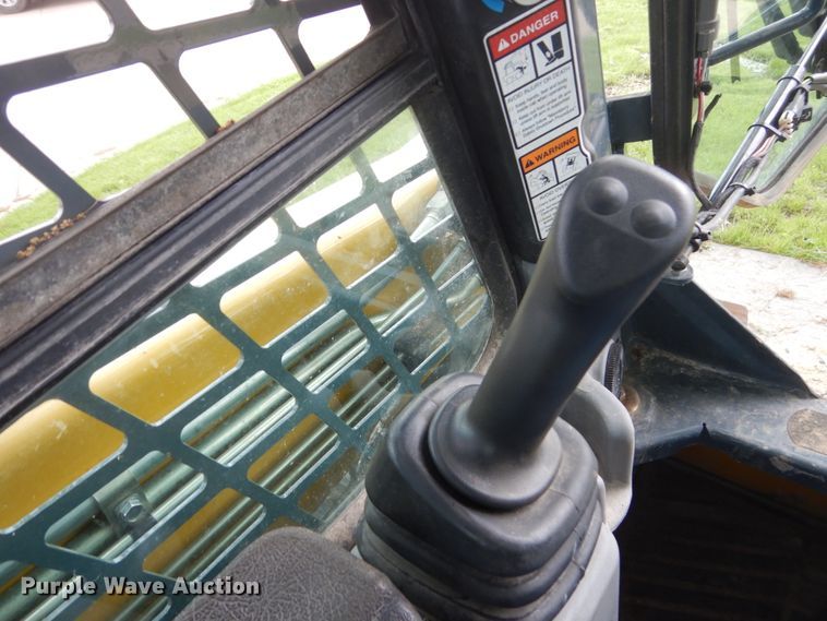 image for item GW9967 2015 Gehl R220  skid steer loader